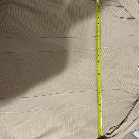 Women’s Light Weight Tan 2pc Short Sleeve Sweater Set - Picture 4 of 5